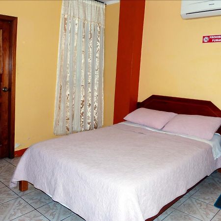 Hostal Leon Dormido Puerto Baquerizo Moreno Exteriér fotografie