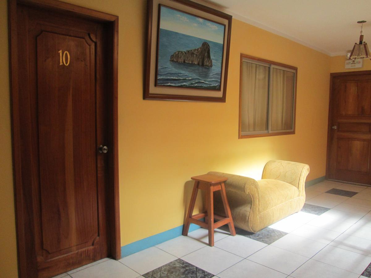 Hostal Leon Dormido Puerto Baquerizo Moreno Exteriér fotografie